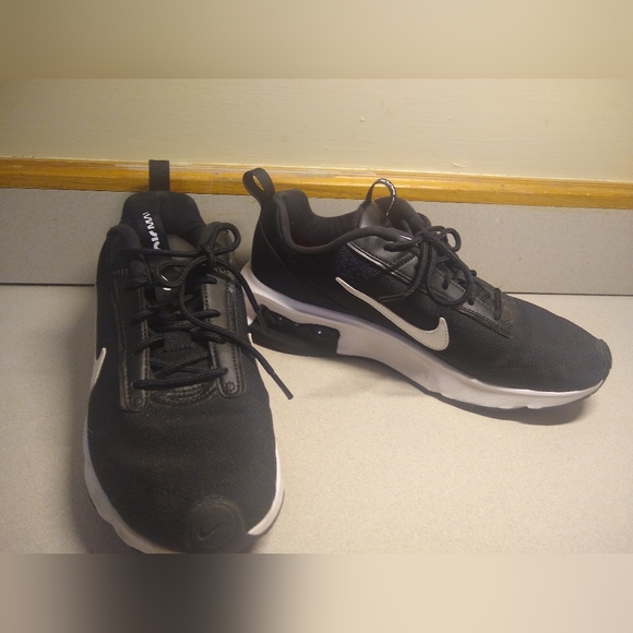Ladies size 8.5 Nike air max black walking shoes - Picture 3 of 6